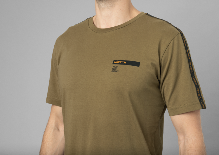T-Shirt-mysliwski-Harkila-Logo-Band-Dark-Antique-Bronze (1).png