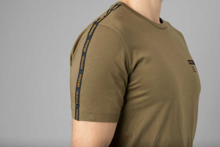 T-Shirt-mysliwski-Harkila-Logo-Band-Dark-Antique-Bronze (2).png